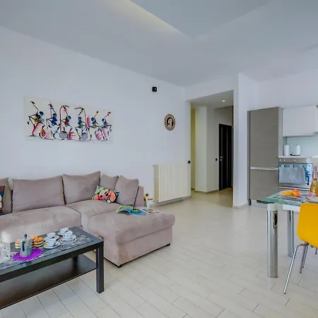 Center - Happy Apartment