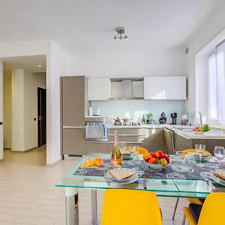Apartment: 2br In Center - Happy Appartement *