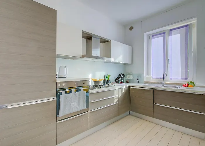 Center - Happy 拉韦诺-蒙贝洛